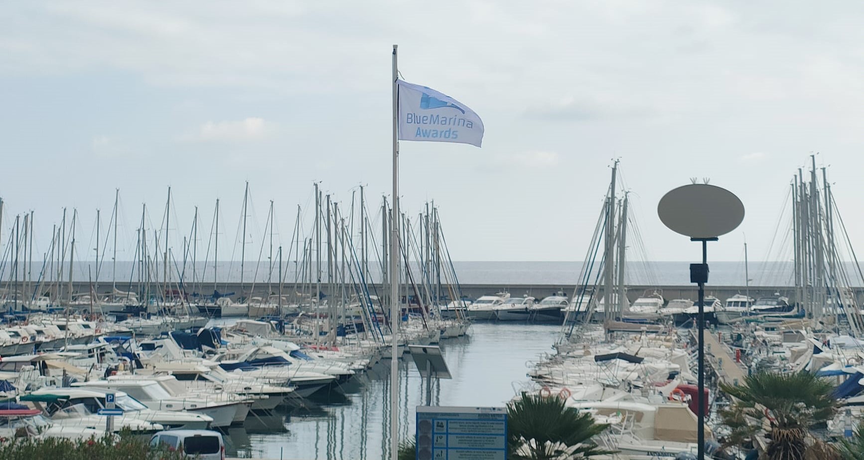 marina andora con bandiera blue marina awards